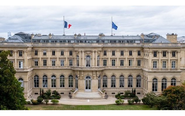 Drapeaux en berne au Quai d'Orsay - 9 septembre 2022 