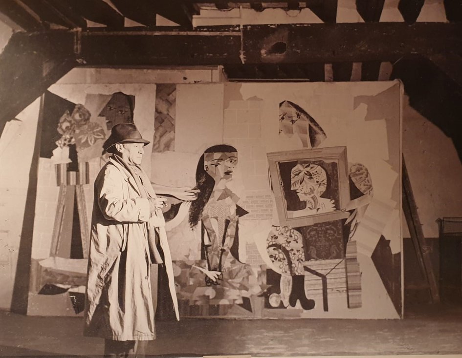 Picasso devant le collage "Femmes à leur toilette" dans son atelier des Grands Augustins, Paris 1939. Photographie de Brassaï. - JPEG